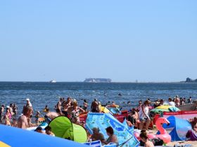 plaża Jelitkowo,na horyzoncie kontenerowiec wchodzący do portu w Gdańsku