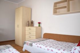 Комната №2 на верхнем этаже с общей мини-кухней для двоих номеров.